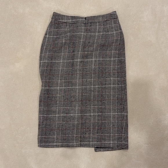 Beautiful asymmetrical skirt like new in size S - Picture 3 of 3